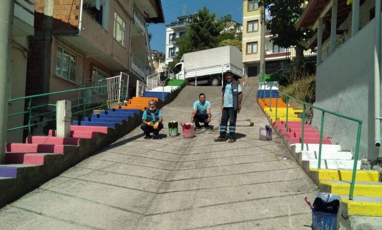Kocaeli İzmit’te 120 basamaklı merdiven bir günde boyandı