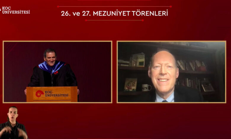 Koç Üniversitesi’nde çevrim içi mezuniyet