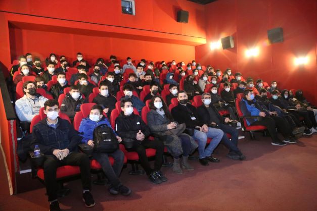 GÖLCÜKLÜ ÖĞRENCİLER KESİŞME; "İYİ Kİ VARSIN EREN" FİLMİNİ İZLEDİ