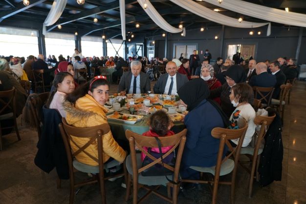 Ak Parti yönetimi engelliler ve ailelerini kahvaltıda ağırladı