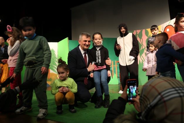 Başkan Amcaları İle Tiyatroda Buluştular