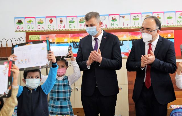 Başkan Sezer Öğrencilerin Karne Heyecanına Ortak Oldu