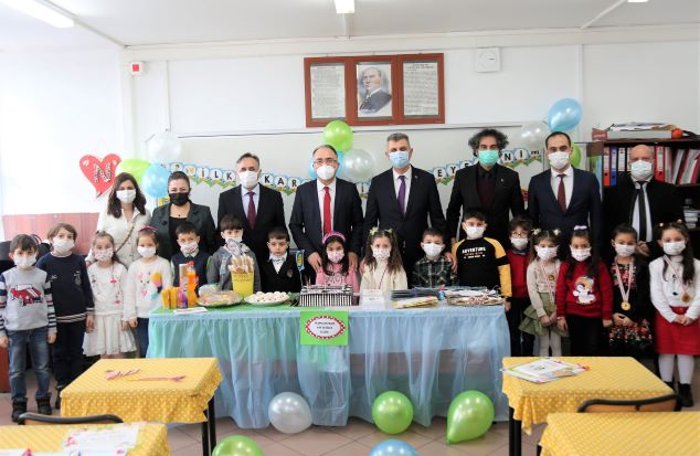 Başkan Sezer Öğrencilerin Karne Heyecanına Ortak Oldu