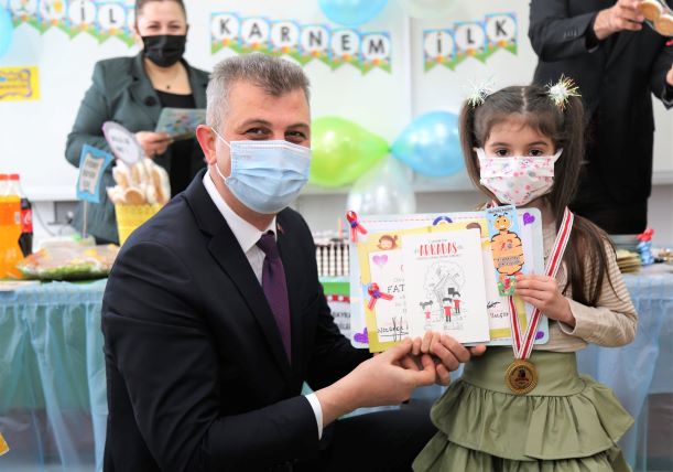 Başkan Sezer Öğrencilerin Karne Heyecanına Ortak Oldu