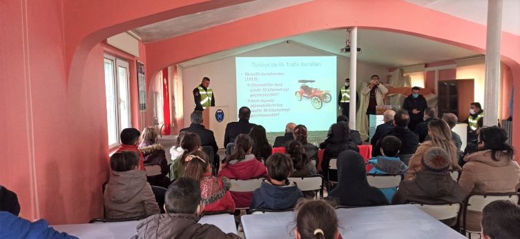 Karamürsel İlçe Jandarma köy okullarında trafik eğitimleri düzenliyor