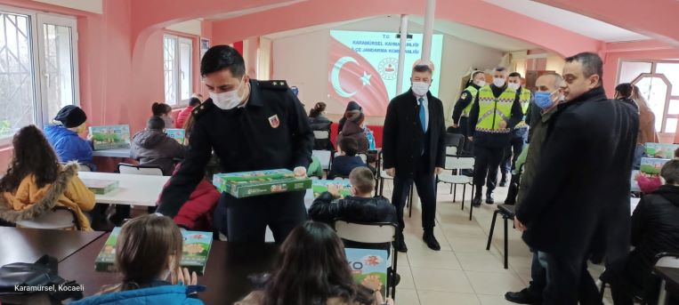 Karamürsel İlçe Jandarma köy okullarında trafik eğitimleri düzenliyor