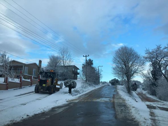 Karla kaplanan yollar açıldı