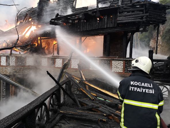 Kocaeli İtfaiyesi’nden yangına 8 dakikada müdahale