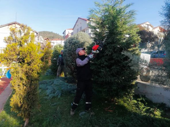 Körfez’de parklar bakımdan geçiriliyor