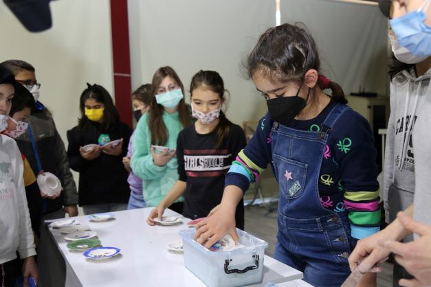 Minik Elleri İle Çinilere Renk Verdiler