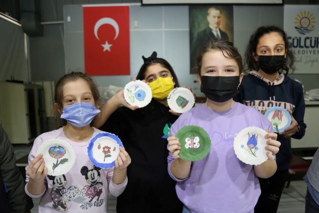 Minik Elleri İle Çinilere Renk Verdiler