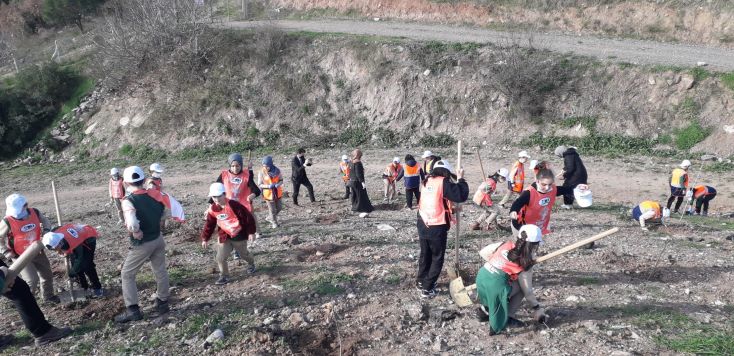 Minik eller 100 fidanı toprakla buluşturdu