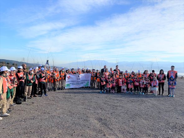 Minik eller 100 fidanı toprakla buluşturdu