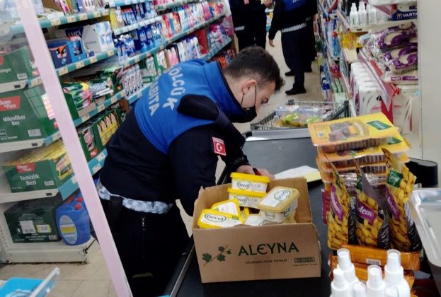 Tarihi Geçmiş Ürün Satan Marketlere Gölcük Zabıtası "Dur" Dedi