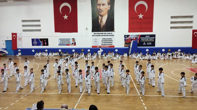 Gölcük Tekvando Şöleninde 270 sporcu Üst Kuşağa Terfi Etti