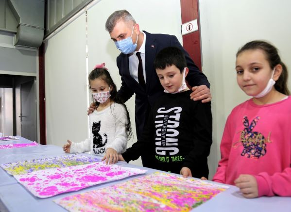 Ebru sanatı ile hünerlerini sergilediler