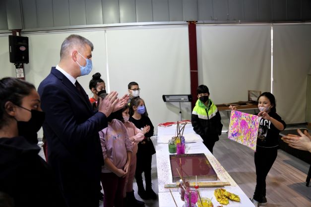 Ebru sanatı ile hünerlerini sergilediler