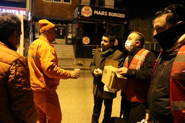 Emekçilere sabah ayazında sıcak sürpriz