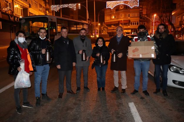 Emekçilere sabah ayazında sıcak sürpriz