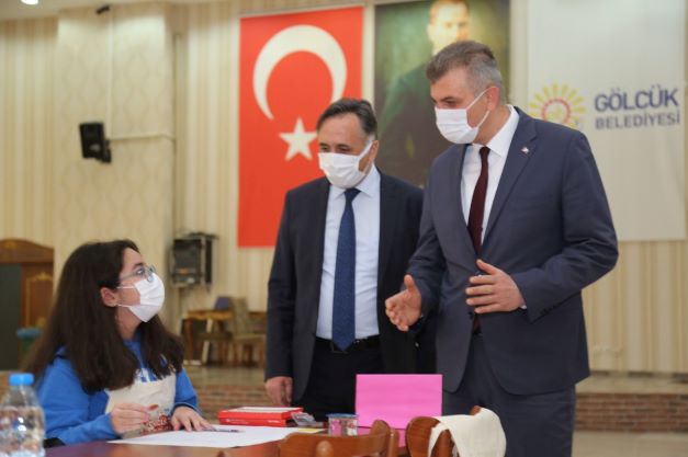 Gölcüklü öğrenciler, hayvan sevgilerini resimlerine yansıttı