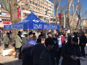 İzmit Belediyesi Leyla Atakan’ın anısına helva dağıttı