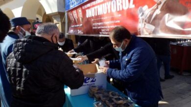 İzmit Belediyesi Leyla Atakan’ın anısına helva dağıttı