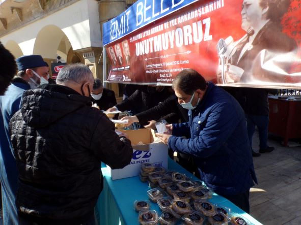İzmit Belediyesi Leyla Atakan’ın anısına helva dağıttı