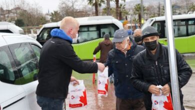 İzmit Belediyesi, vatandaşlara dezenfektan dağıttı