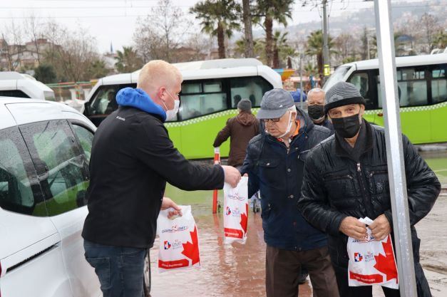 İzmit Belediyesi, vatandaşlara dezenfektan dağıttı