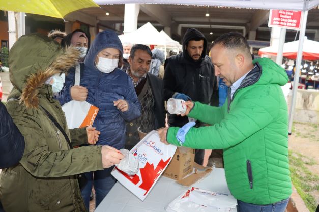 İzmit Belediyesi, vatandaşlara dezenfektan dağıttı 