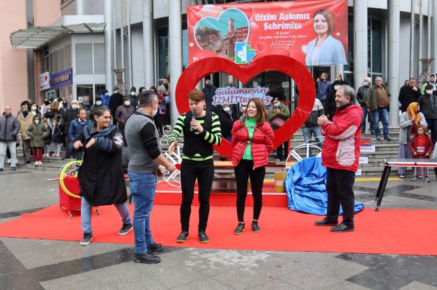 İzmit Belediyesinden vatandaşlara Sevgililer Günü sürprizi