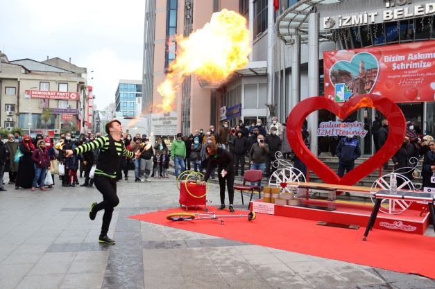 İzmit Belediyesinden vatandaşlara Sevgililer Günü sürprizi