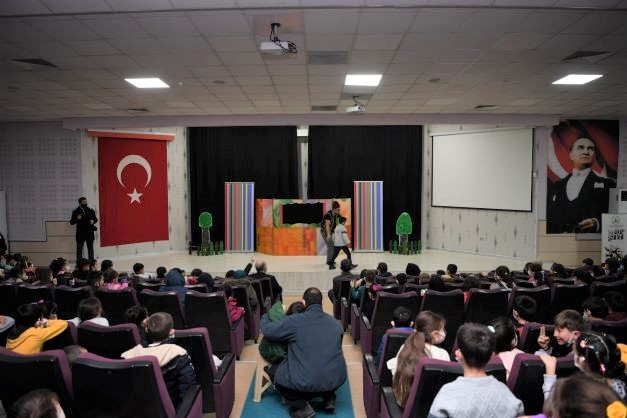 Kartepeli Minikler Kukla Tiyatrosunu Çok Beğendi