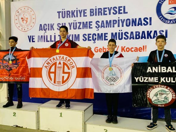Körfez’den iki milli yüzücü çıktı