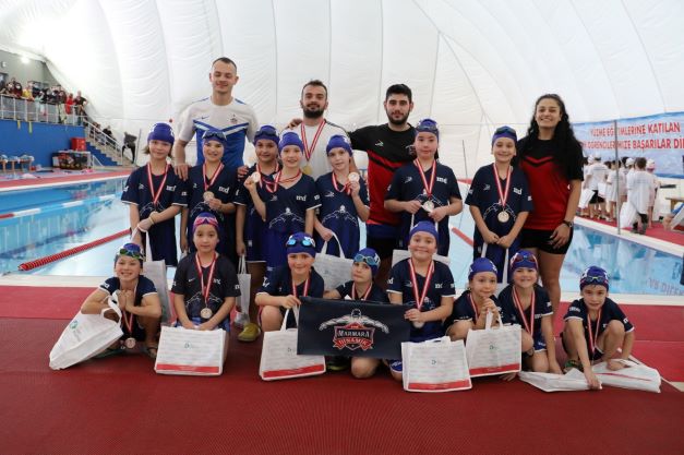Leyla Atakan Yüzme Yarışları’nda minikler kıyasıya yarıştı