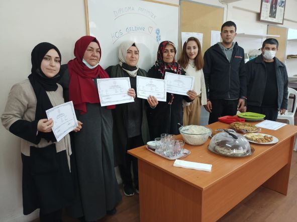Okuma yazma öğrenen kursiyerler diplomalarına kavuştu