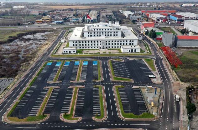 Yan yollar, otopark ve çevre düzenlemesi tamam