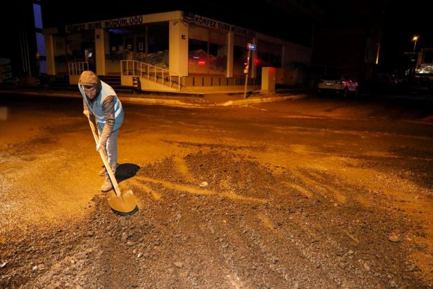 Bozulan yollar için gece mesaisi