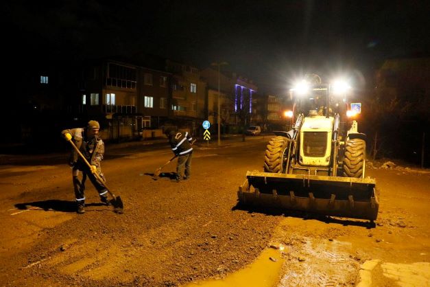 Bozulan yollar için gece mesaisi
