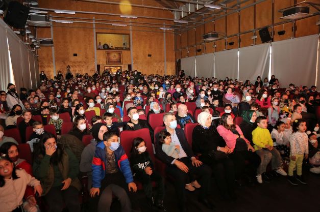 Gölcük Belediyesi Gençleri Tiyatro Sahnesinde