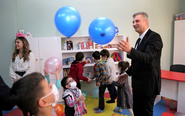 Gölcük'te işitme engelli çocuklara dudak okuma eğitimi başladı
