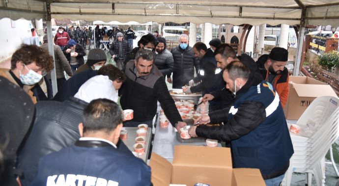 Kartepe'de Çanakkale Destanı Anısına Vatandaşlara Helva İkramı