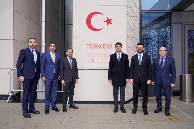 KSO Başkanı Ayhan Zeytinoğlu ve Türk heyet, New York’taki Türkevi’ni ziyaret ederek iş insanlarıyla buluştu.