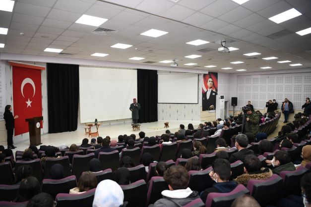 Kartepe'de Ahmet Yenilmez Büyük İlgi Gördü