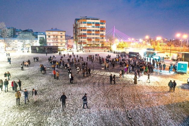 Kent Meydanı'nda Kar Eğlencesi