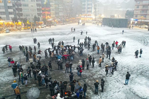 Kent Meydanı'nda Kar Eğlencesi