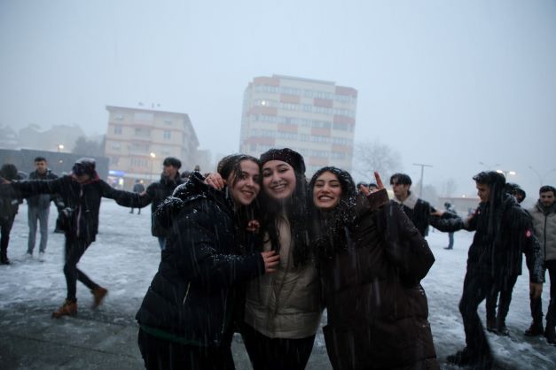 Kent Meydanı'nda Kar Eğlencesi