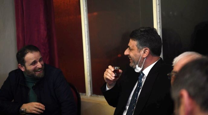 Kocaman, Kartepeli büyüklerin her zaman yanında