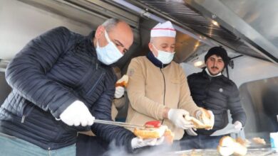 Körfez’de kar keyfi yapanlara sucuk-ekmek ikramı
