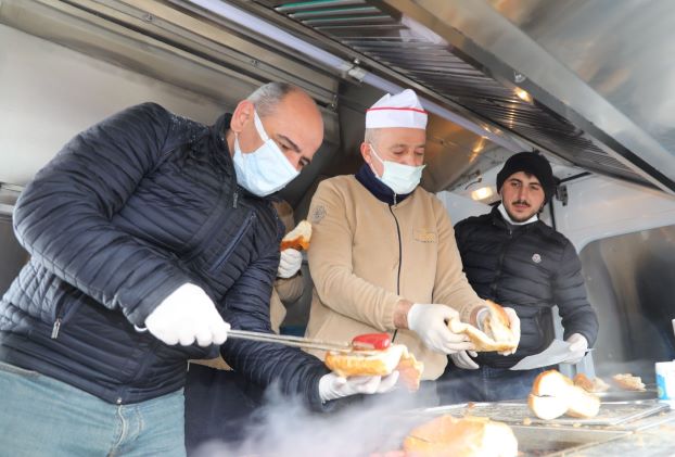 Körfez’de kar keyfi yapanlara sucuk-ekmek ikramı